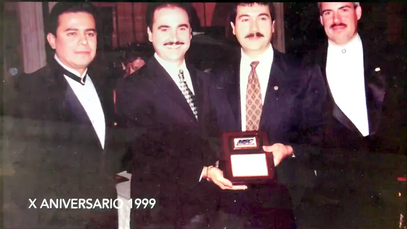 Entrega de reconocimiento durante el décimo aniversario, 1999