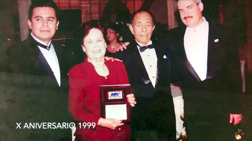 Entrega de reconocimiento en el décimo aniversario, 1999