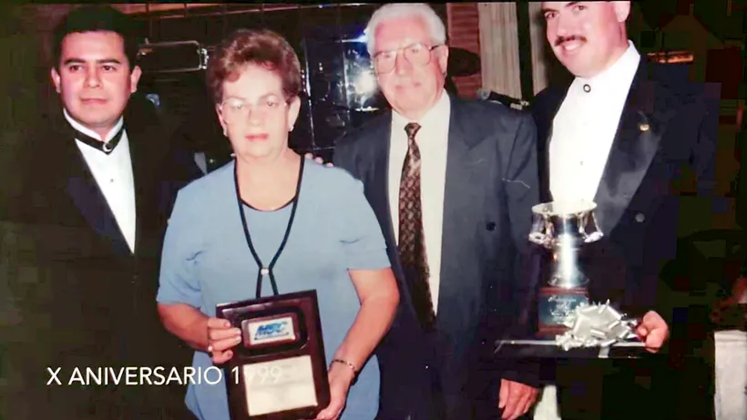 Entrega de reconocimiento y trofeo en el décimo aniversario, 1999