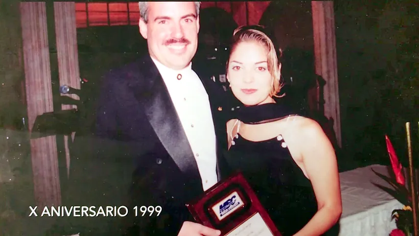 Entrega de reconocimiento y diploma en el décimo aniversario, 1999