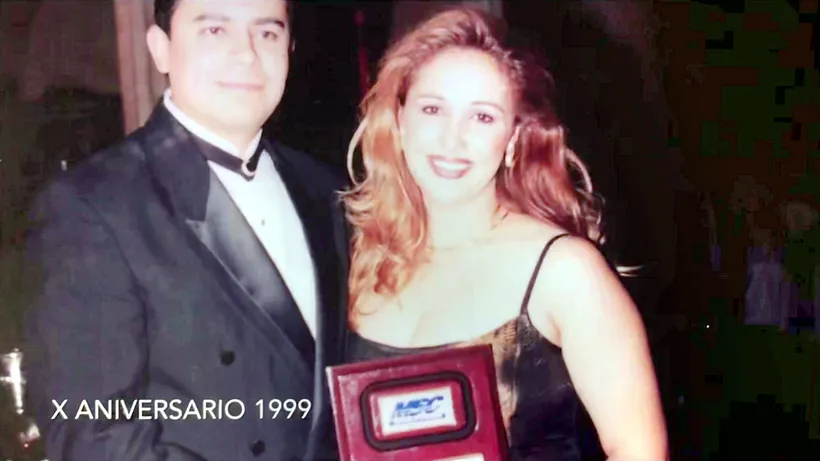 Entrega de reconocimiento en el décimo aniversario, 1999