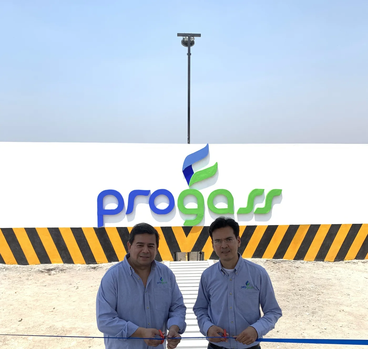 Corte de listón en un proyecto de la industria del gas en México